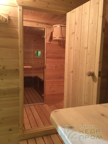 КедрПром - баня-бочка из кедра квадратная длиной 4 метра с входом сбоку