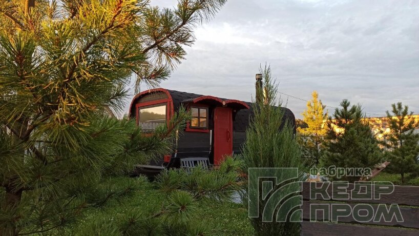 КедрПром - баня-бочка из кедра квадратная длиной 4,5 метра с входом сбоку